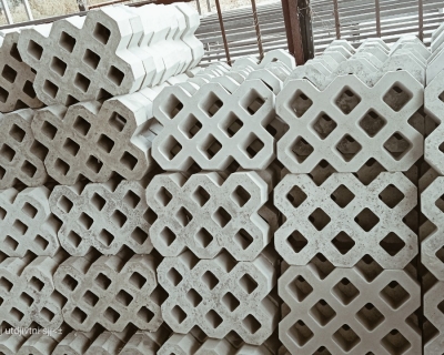 gạch 8 lỗ được lót sân như nào 